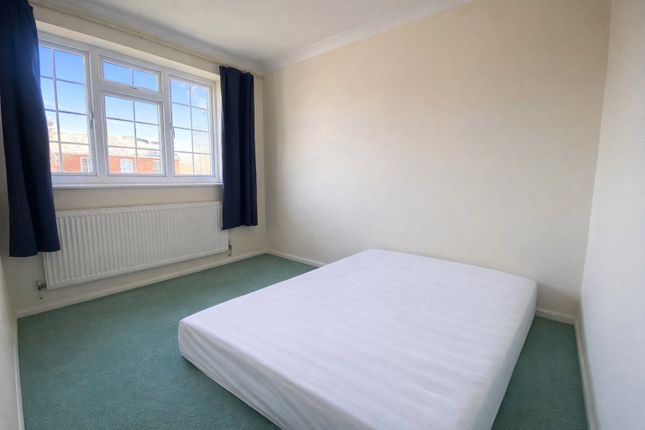 24, Bearwood Gardens, Fleet photo 5