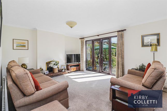10, Badgers Croft, Broxbourne photo 2