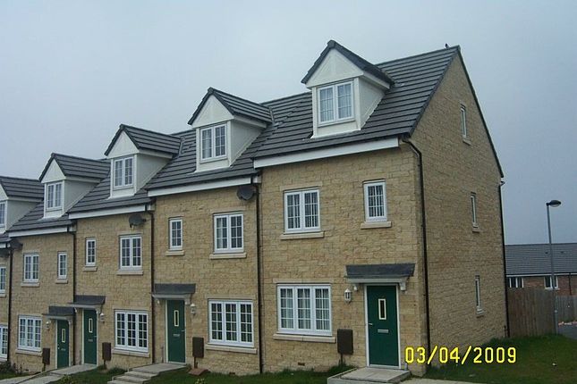 3 bed semi-detached house to rent in Gifford Way, Darwen