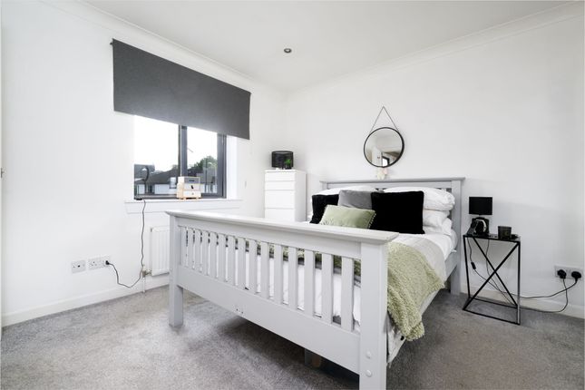 13 Swallow Brae, Greenock photo 4