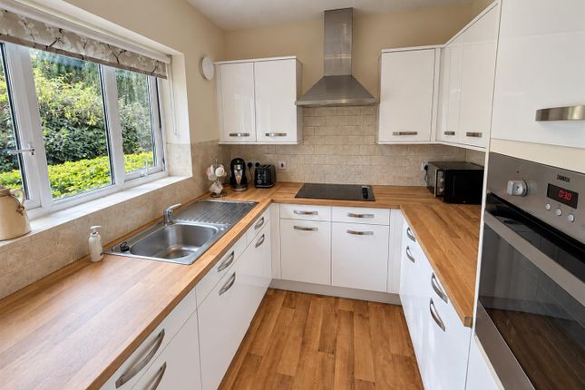 Flat 5, 51 King Henry Lodge, Hall Lane, London photo 4