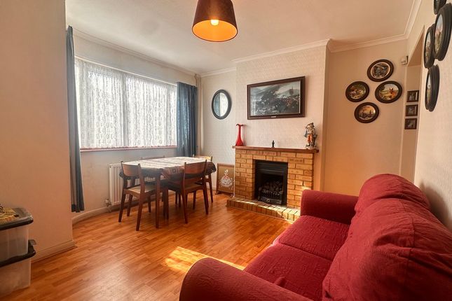 42, Kingston Avenue, Feltham photo 2