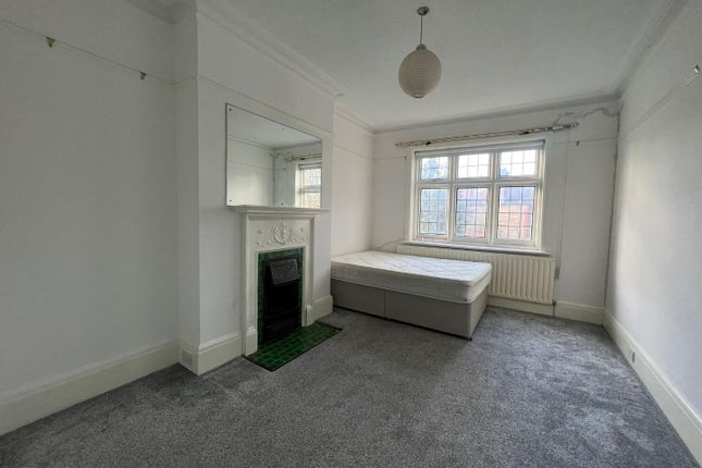 Thumbnail Room to rent in West Lodge Avenue, London