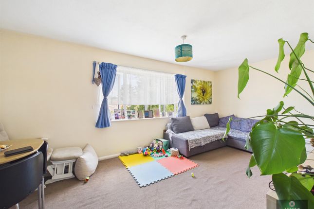 10, Balcombe Court, Pound Hill photo 4