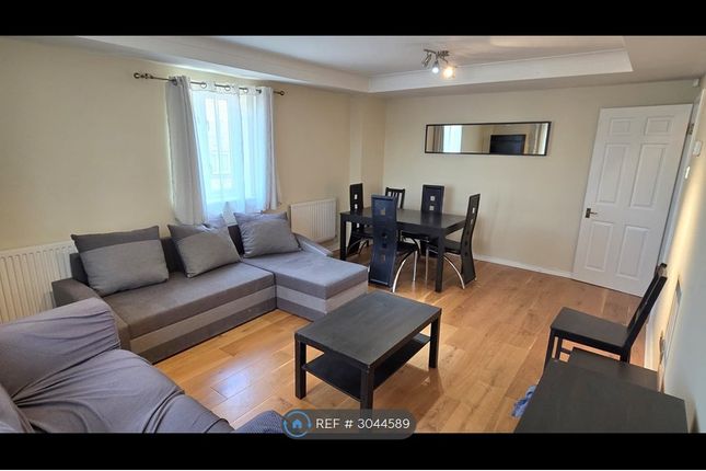 Ft  Pennington Court, Rotherhithe St, London photo 2