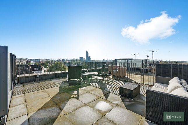 Flat for sale in West Row, London