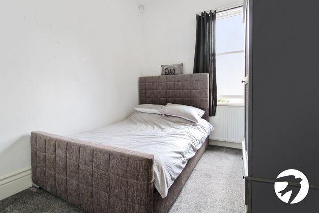 Flat 4, 16, Clarence Place, Kent photo 3
