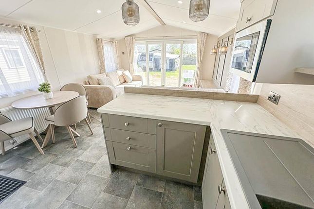 Salisbury, The Oaks Holiday Park, Chapel Road, Bucklesham photo 3