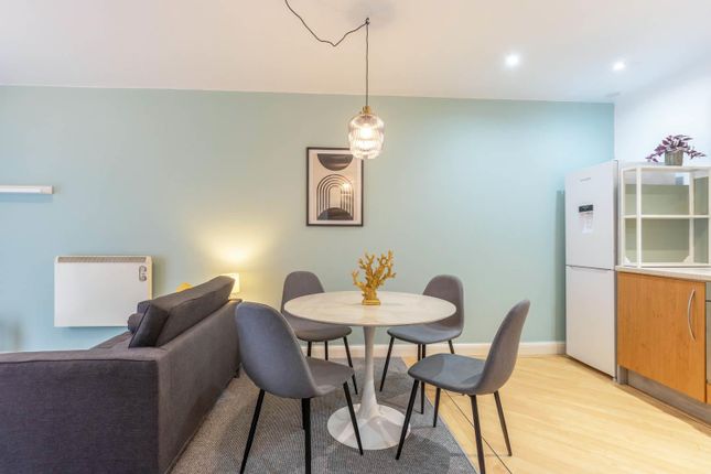 Flat to rent in Newhall Court, George Street
