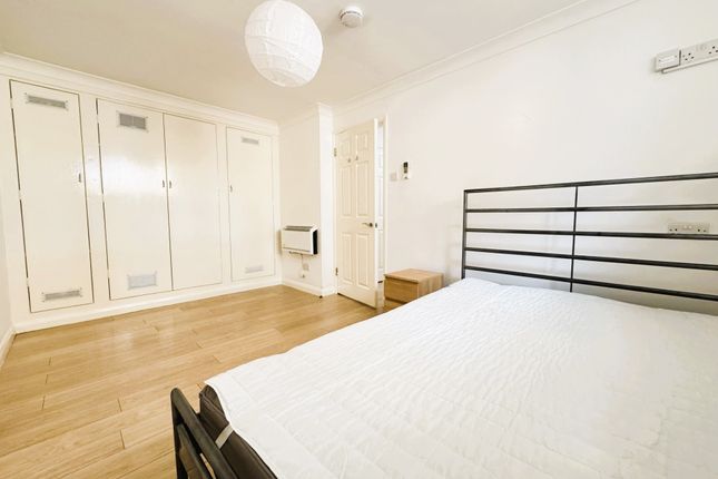 Flat to rent in Brixton Road, London