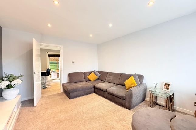 83, Easton Drive, Shieldhill photo 3