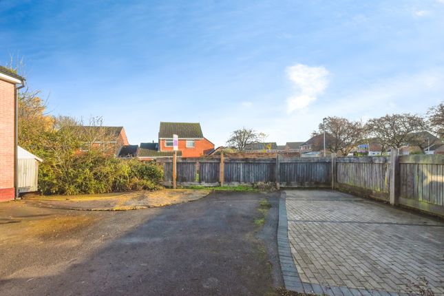 28, Basingstoke Close, Swindon photo 2