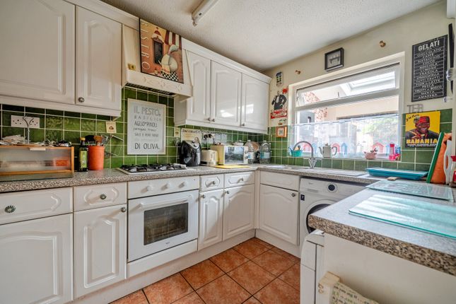 7, Magdalene Road, Shepperton photo 3