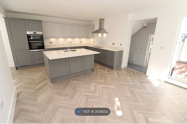 Yew Tree Cottage, Ferrybridge Road, Castleford photo 3