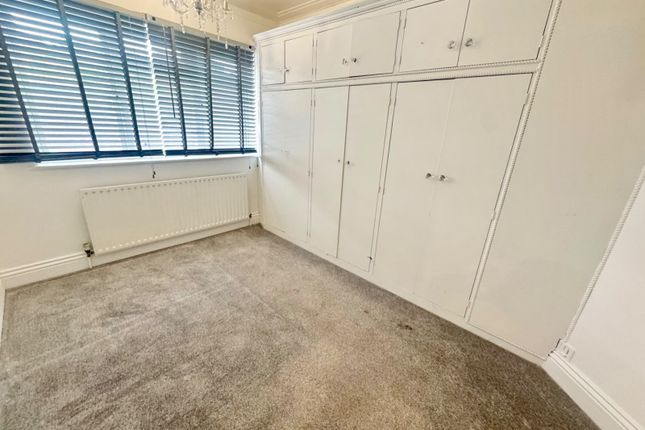 16 Byron Mansions, Corbets Tey Road, Upminster photo 4
