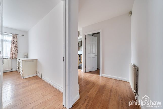 39 Queens Court Kenton Lane, Harrow photo 2