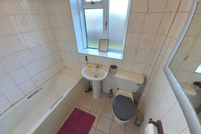 Flat to rent in Churchill Drive, Glasgow