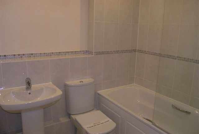 G18JK120510,, Clifton Park Avenue, Raynes Park photo 4