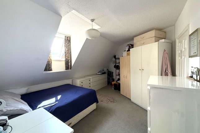 Flat 9, Bridgehouse Court, London photo 5