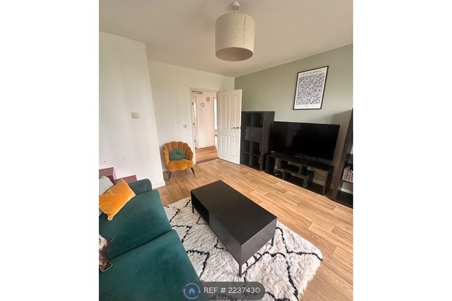 Flat G, Reed Court Waterway Avenue, London photo 3