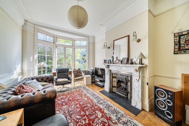 16, Collingwood Avenue, London photo 4