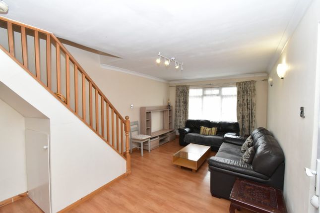 202 Sudbury Heights Avenue, Greenford photo 3