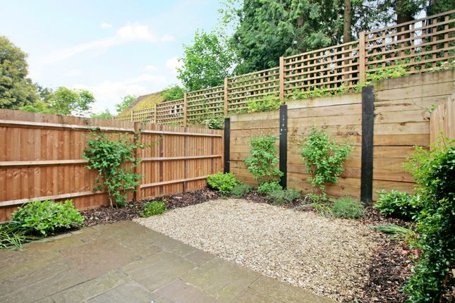 2 Aissele Place, High Street, ESHER photo 3