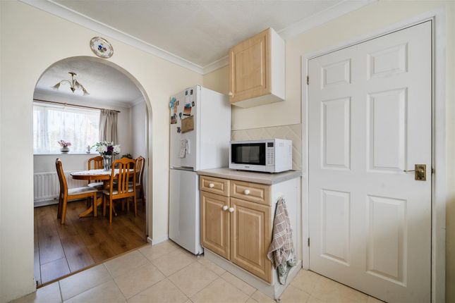 27, Tamar Way, Wokingham photo 4