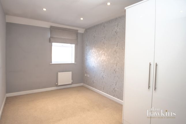 Lrg_Bedroom1-2