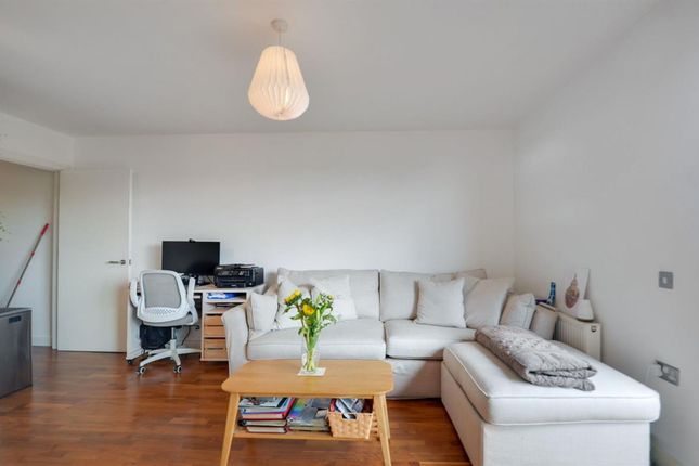 Flat 8, Arden House 52-54 Thurston Road, London photo 3
