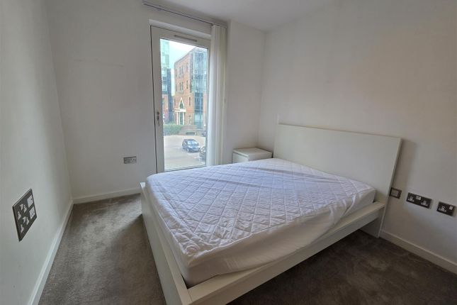 Waterford, 101, 7 Turnberry Quay, London photo 5