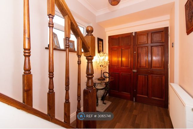 St Edmunds Drive, Stanmore photo 3