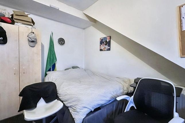 Cozy Attic Double Bedroom With A Comfortable Doubl...