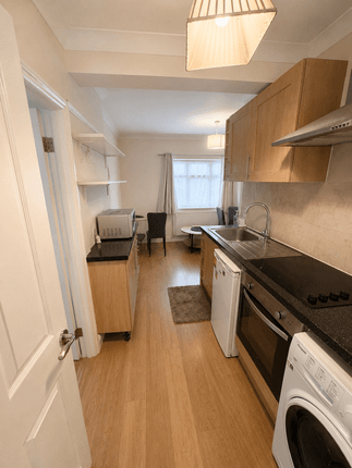 Flat 2, 65 Fountains Crescent, London photo 4