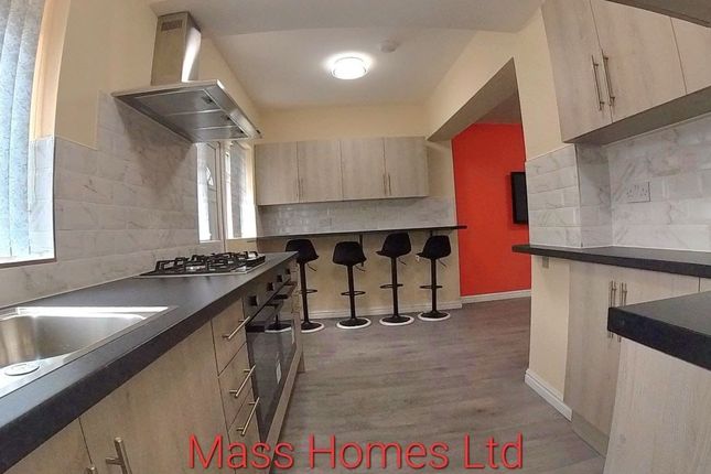 14, Crescent Range, Manchester photo 4