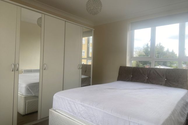 Flat to rent in Wellesley Avenue, Iver