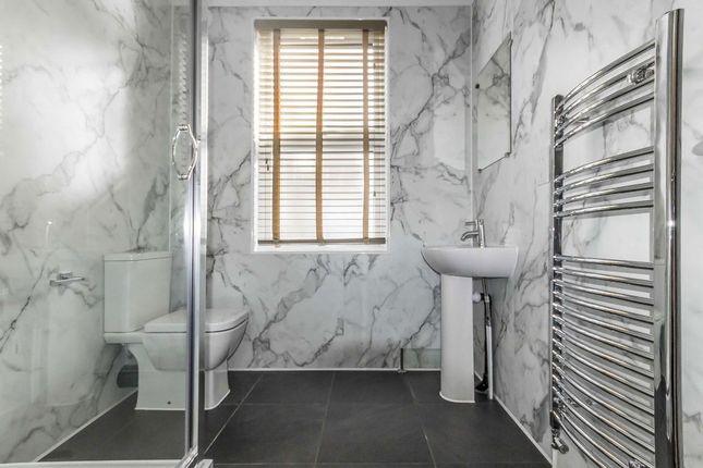 Flat 2, 13A, Fulham Broadway, London photo 3