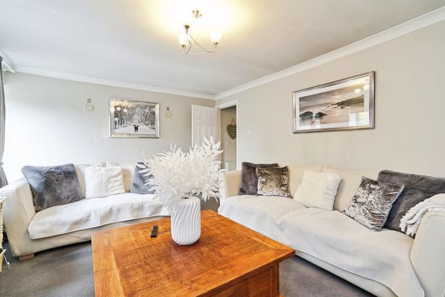 9, Low House Farm Court, Keighley photo 3