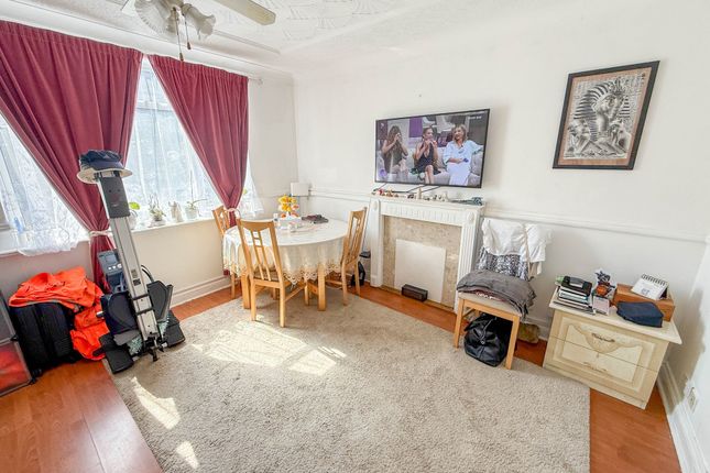 10 Anglesey Road, Watford photo 2