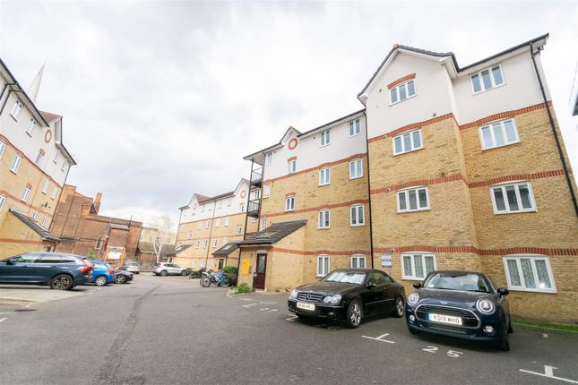 Thumbnail Flat for sale in Bell Maker Court, St Pauls Way, London