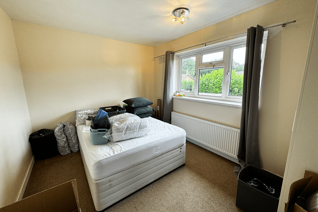6, Heron Close, Crawley photo 3
