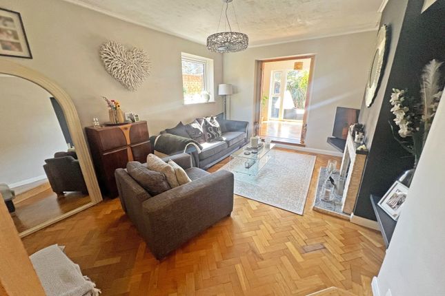 99, Gwendoline Drive, Leicester photo 2