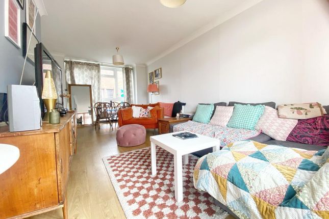 Dobson Close, London photo 4