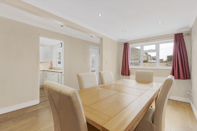 4, Chestnut Close, Chesterton photo 3