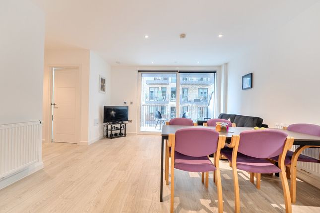 4 Cendal Crescent, London photo 4