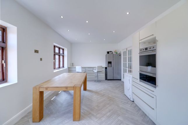 12, Briscoe Road, Rainham photo 3