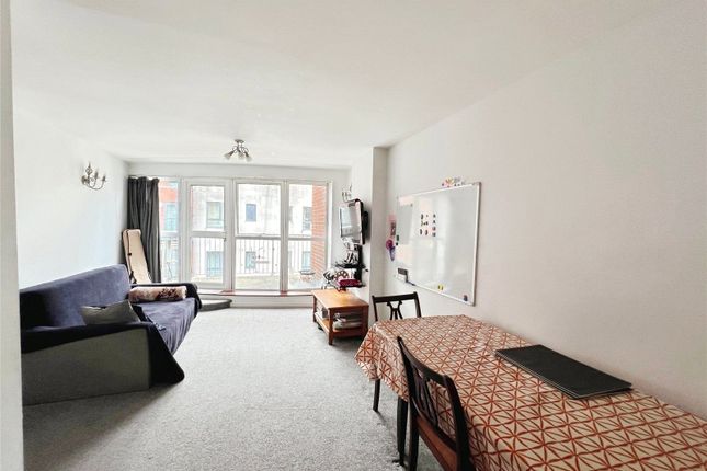 Flat 16, City Court, 15, Lower Canal Walk, Hampshire photo 4