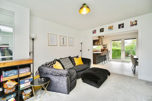 2, Summerfield Avenue, Leeds photo 4