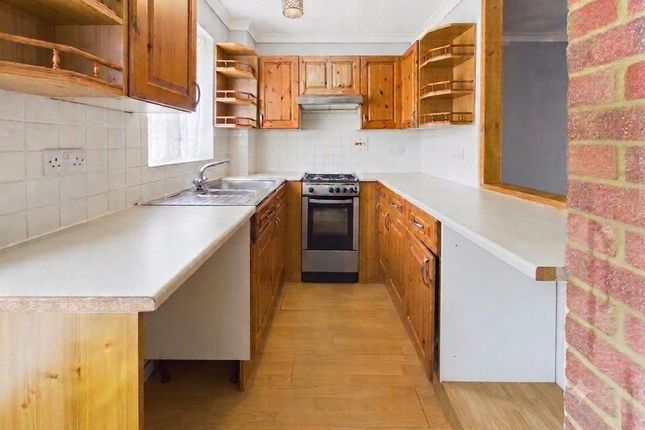 8, Woodcourt, Crawley photo 2