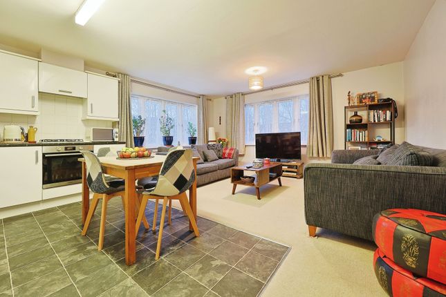 Flat for sale in King George Crescent, Wembley